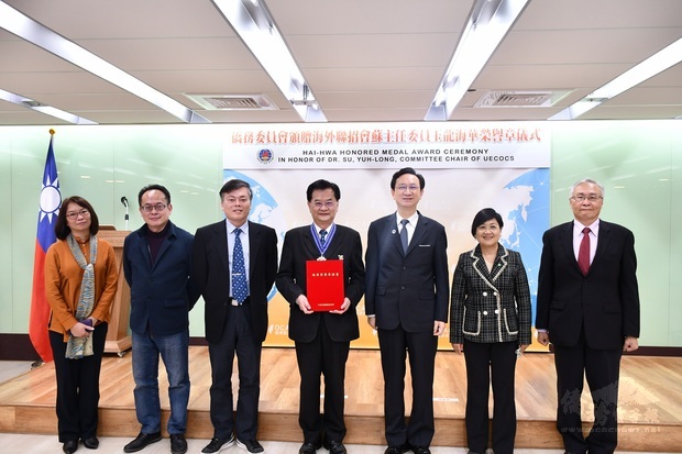 與會人員合影,左起為海外聯招會副總幹事李信、國立暨南大學人文學院院長陳佩修、國立暨南大學教務長暨海外聯招會總幹事楊洲松、蘇玉龍、童振源、僑委會副委員長徐佳青、主任秘書張良民。