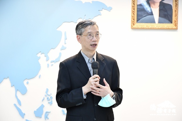 陳春山表示少子化及數位化人才不足是臺灣未來將面臨到的兩大問題。