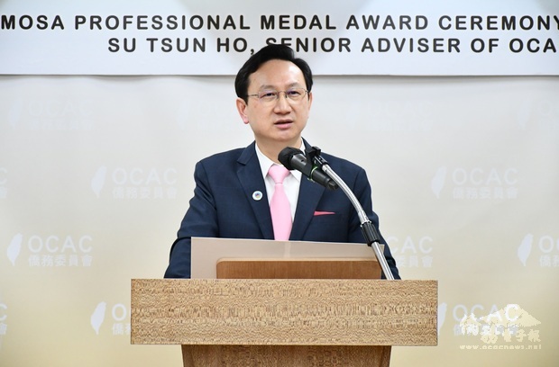 童振源致詞感謝何素珍長期對僑務工作及公眾外交的付出及貢獻。