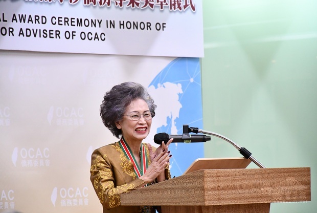 何素珍致詞感謝僑委會頒贈福爾摩沙僑務專業獎章。
