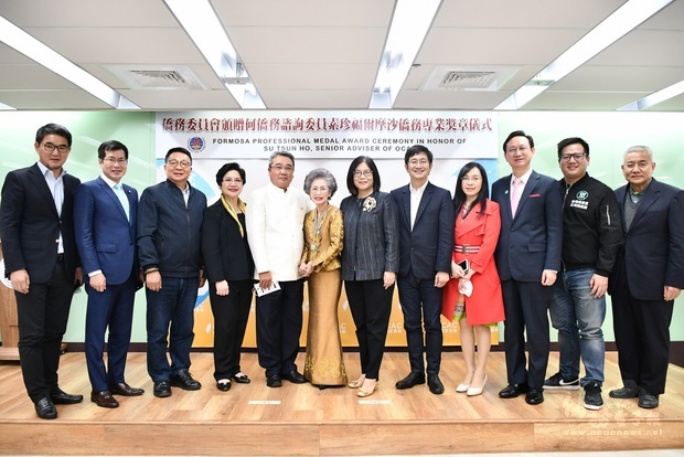 童振源(右3)、何素珍(左6)、通才(左5),與貴賓們合影。