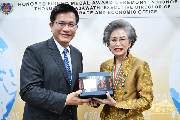 交通部長林佳龍(左)與何素珍(右)合影。