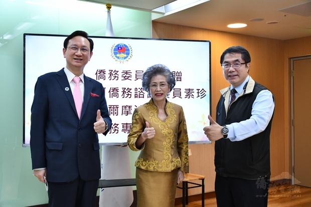 童振源（左）、何素珍(中）與臺南市市長黃偉哲(右)合影。