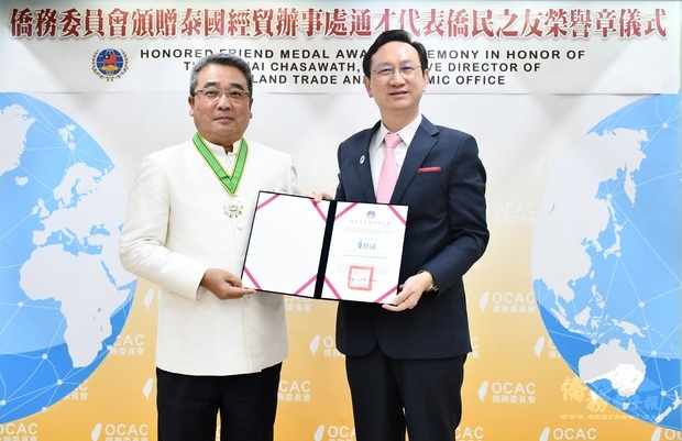 委員長童振源(右)頒發僑民之友榮譽章予通才(左)。