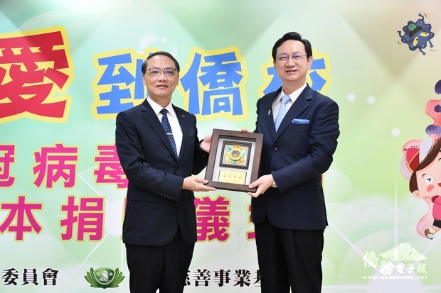 童振源(右)代表僑委會致贈紀念牌於慈濟基金會,由顏博文(左)代表接受。