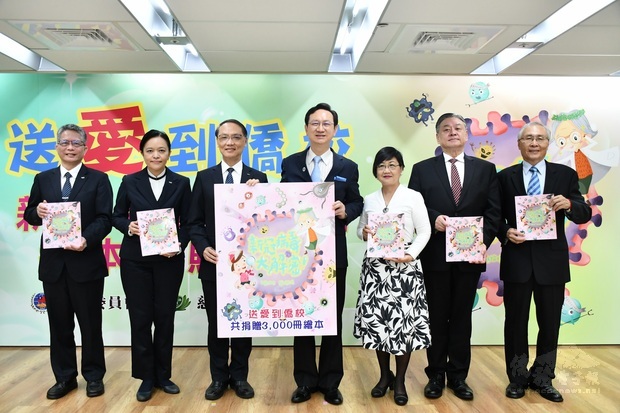 與會貴賓合影留念,左起為慈濟基金會副執行長熊士民、慈濟大學校長劉怡均、顏博文、童振源、僑委會副委員長徐佳青、副委員長呂元榮以及主任秘書張良民。