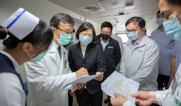 總統探視臺鐵太魯閣號列車事故傷患並了解醫療救治現況