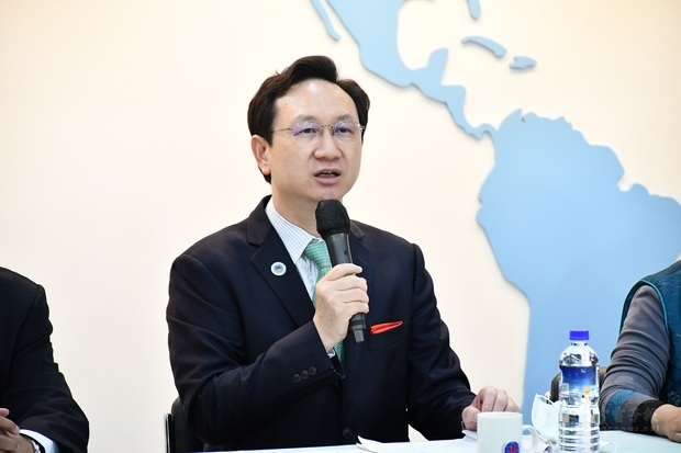 童振源主持僑臺商與國內企業在印尼合作商機線上論壇。