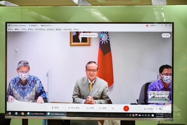 駐印尼代表處大使陳忠(中)簡報印尼發展投資概況。