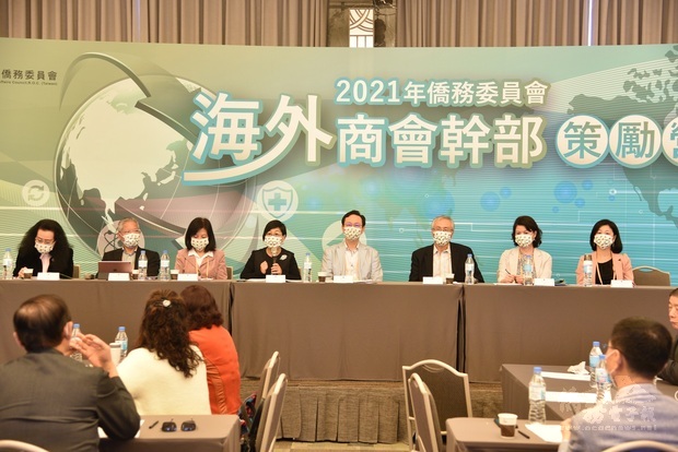 僑委會委員長童振源(右四)、副委員長徐佳青(左四)、以及各處室業務報告。