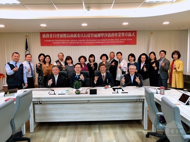 童振源(前排左二)、呂元榮(前排左一)、高建智(前排右二)、張良民(前排右一)與各處室一級主管大合照。