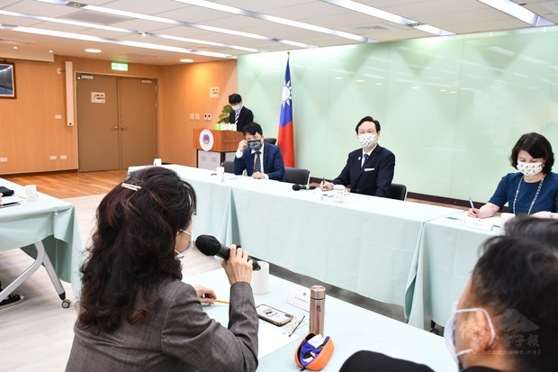 童振源與臺北市旅館商業同業公會一眾來賓交流。