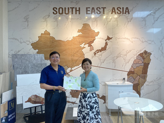 徐佳青(右)肯定張文益(左)回臺投資