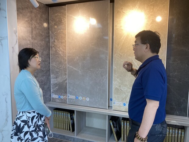 張文益(右)介紹金展公司的專利產品