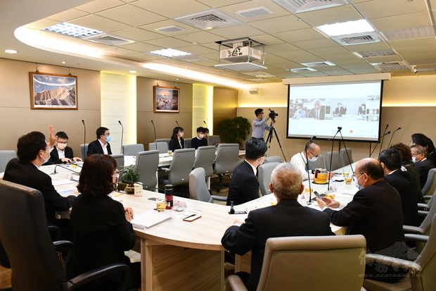 與會人員透過視訊提問踴躍