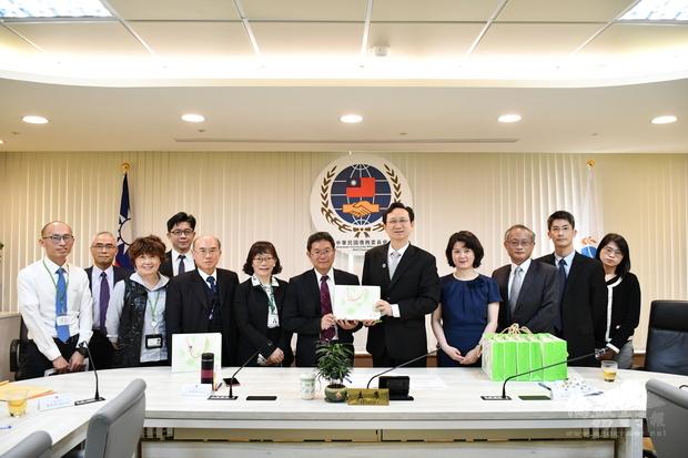 童振源致贈紀念品予銀行代表