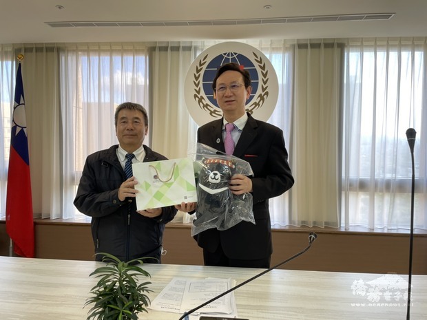 童振源致贈緬甸歸僑協會李沛理事長紀念品。