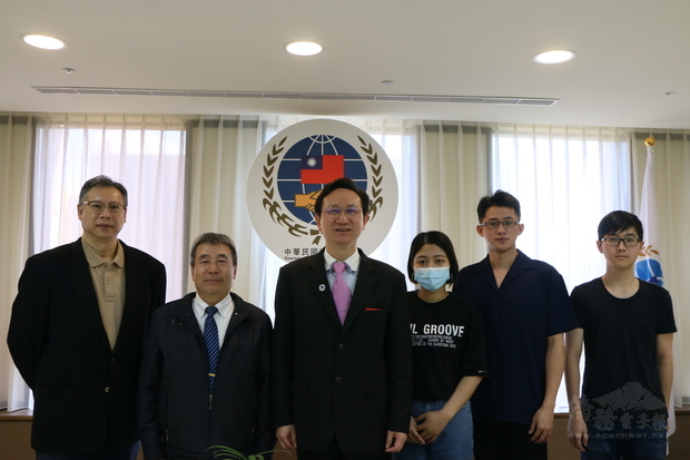 童振源(左3)與來賓合影。