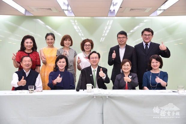 陳阡蕙總會長(圖前左2)率領世華團隊拜會僑委會童委員長、徐副委員長