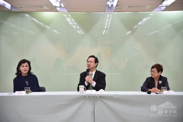 委員長與世華團隊商討愛心捐贈公益活動