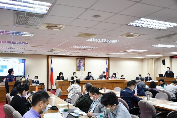 立法院第10屆第3會期外交及國防委員會4月28日邀請僑務委員會委員長童振源針對鏈結海外僑臺商與臺灣共同發展策略進行專案報告並備質詢。