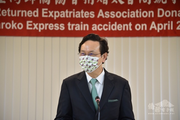 童振源致詞感謝臺灣歸僑協會的善心捐款。