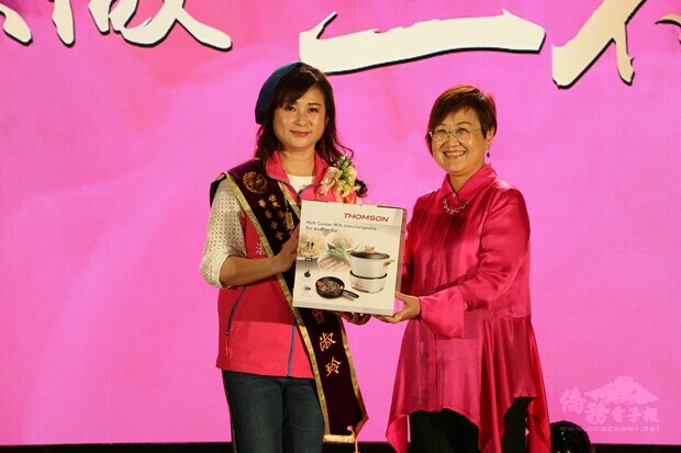 僑務委員會副委員長徐佳青頒發賀狀予華藝分會新任會長曾淑玲