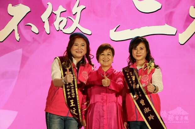 僑務委員會副委員長徐佳青與滿任華藝分會會長王玟玲、新任會長曾淑玲合影