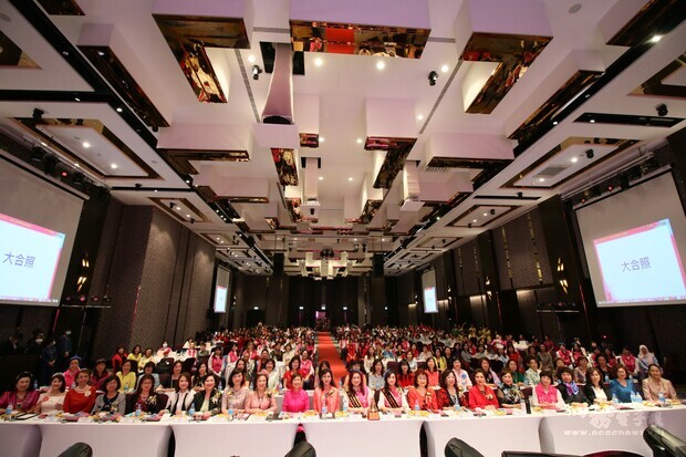 「世界華人工商婦女協會華藝分會」交接典禮大合照