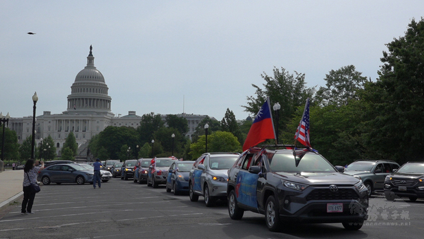 美國大華府地區僑胞舉行感謝美國支持臺灣參與世界衛生大會（WHA）活動，50多輛掛上臺美國旗的車隊從國會山莊出發遊行至白宮前，呼籲美國民眾支持臺灣國際參與。
