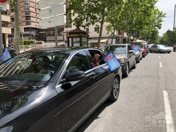 西班牙僑界22日集結10多輛車，組織車隊遊行活動，表達台灣僑胞不希望被國際組織排除在外，而世界衛生組織（WHO）更不該忽視臺灣（駐西班牙代表處提供）