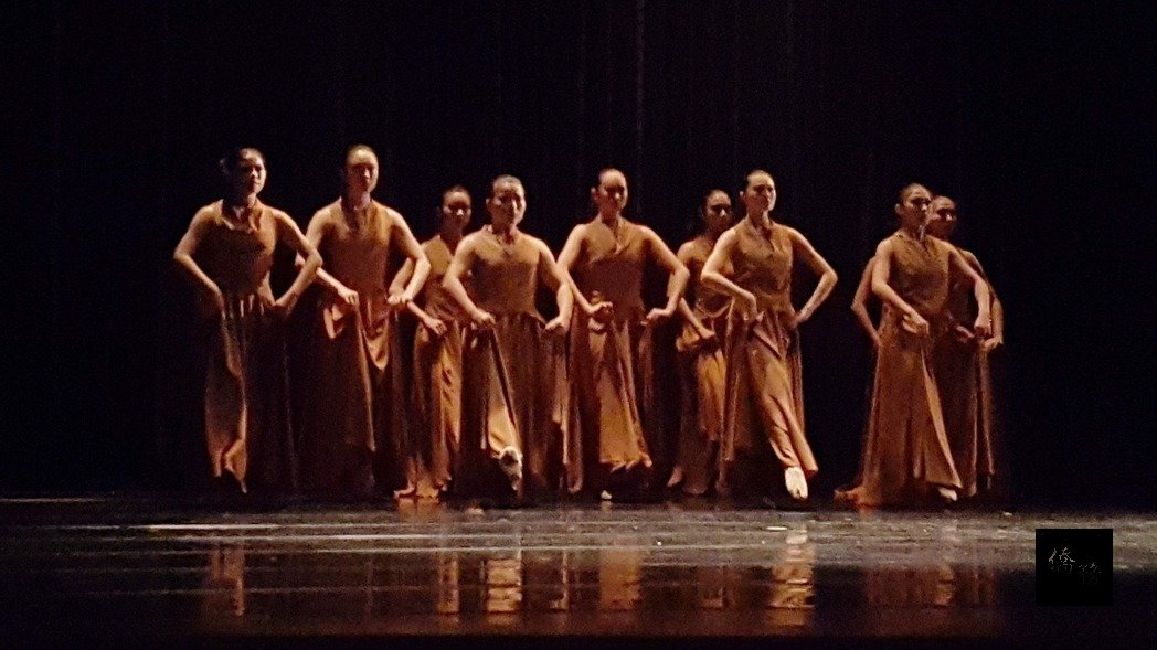 台藝大舞蹈系「大觀舞集」獲僑委會遴派,將赴北美14個城市演出「台灣心、四季情」,行前公演今晚在苗栗縣文化觀光局中正堂推出,11齣舞碼呈現台灣多元風情,贏得觀眾掌聲。(聯合報提供)