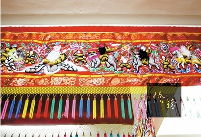 在門眉上掛「八仙彩」即代表好彩頭。