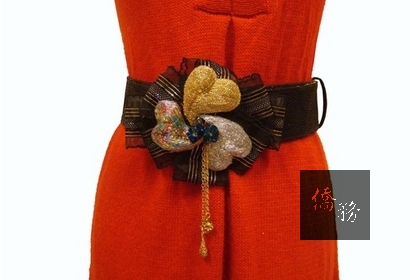 刺繡應用在腰飾上，大方典雅。