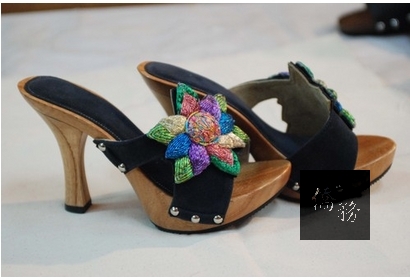光彩繡莊將刺繡應用在鞋子的配飾上，不但華麗也具時代感。