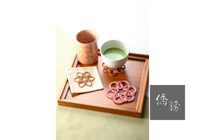 ▲用中國結編成的杯墊。