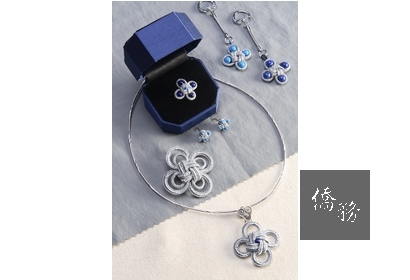 ▲各式結飾做成項鍊、胸針及耳環。