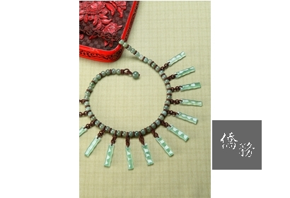 ▲中國結項鍊飾鑲嵌玉石或琺瑯，更顯得古意盎然。