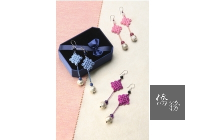 ▲配上中國結及圓珠的耳環，具時尚的中國風。