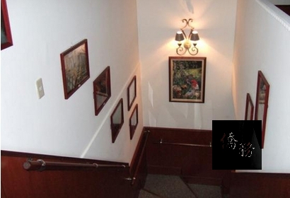 ▲樓梯間典雅陳設。