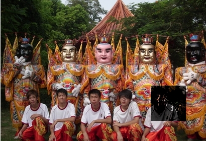 常見電音三太子扮相分別為老大金面金吒(後排右2、左2)、老二黑面木吒(後排左1、右1)及兒童扮相的哪吒(後排中)。