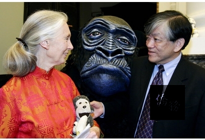 義美長期贊助國際生態保育專家珍古德(左)做環保運動，圖右為義美食品總經理高志明。