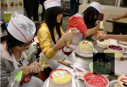 義美見學館內設計DIY活動，可體驗做蛋糕樂趣。