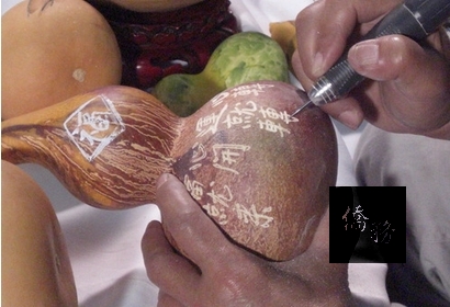 江宗慶熱愛雕刻葫蘆,創作出千百種風貌作品。