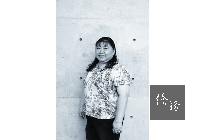 許淑美  Hsu, Shu-mei
個人喜歡烹飪做菜，對餐具特別講究及偏好，且參加婦女會青花彩繪班的課程，進而想設計屬於自己的餐具。
元寶碗系列 Gold Ingot Bowl Series
元寶是財富的象徵，而葉子的圖案代表豐收及生生不息的意義。