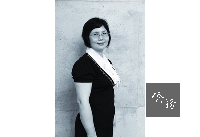 巨名陶瓷Chu Ming Pottery
陳麗香  Chen, Li-hsiang
因婦女會理事長開繪畫課，邀請楊莉莉老師教畫，喜歡上青花的雅緻，學習彩繪共2年。
富貴年年 Wealth
茶壺上畫「蝴蝶牡丹」，蝴蝶與「福」近音、牡丹代表「富貴」、纏枝代表「連連」，故有「富貴年年」之意。