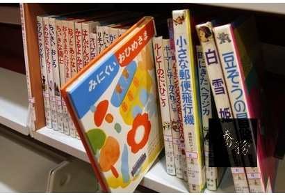 設立日文童書專區，加強語文教育。