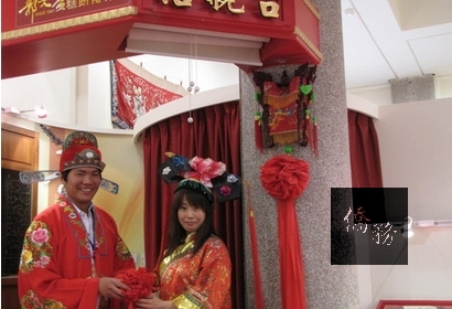 參觀者可體驗拋繡球招親活動。