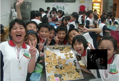 親子和樂融融一起體驗烘焙樂趣。