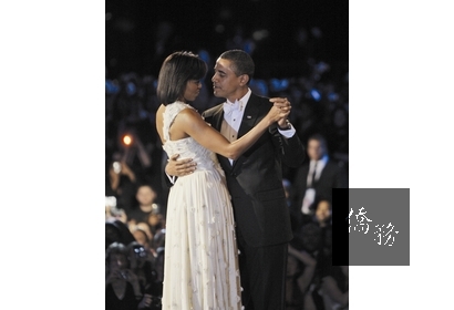 「我的妻子很美吧」，美國總統歐巴馬就職晚宴的這句話，讓老婆蜜雪兒甜到心裡。當時蜜雪兒身上這一襲斜肩雪白洋裝，就是由26歲台灣新銳設計師吳季剛所設計的作品。